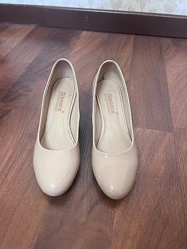 Носили 1 сезон. Бережно пользовались. Размер: бежевые 35 темно синие