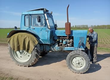 Трактор колесный, класс тяги примерно 1.4–2.0 (визуально — семейство