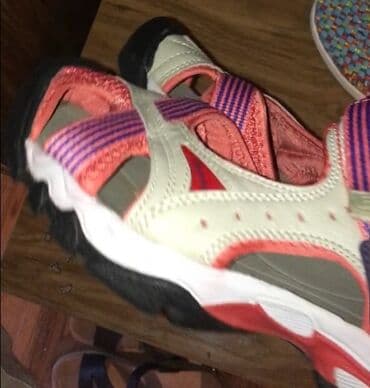 где можно продать старые вещи в бишкеке: В связи с отъездом продаётся НОВАЯ и ПОЧТИ НОВАЯ обувь (всего 1 раз — 17