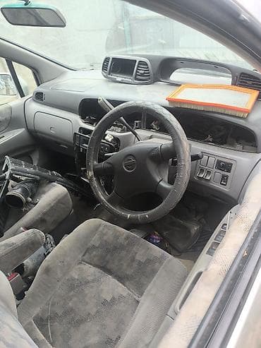 Запчасти от Nissan (правый руль), кузов минивэн/универсал серебристого