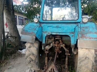 Мощный трактор с кабиной, предназначенный для выполнения