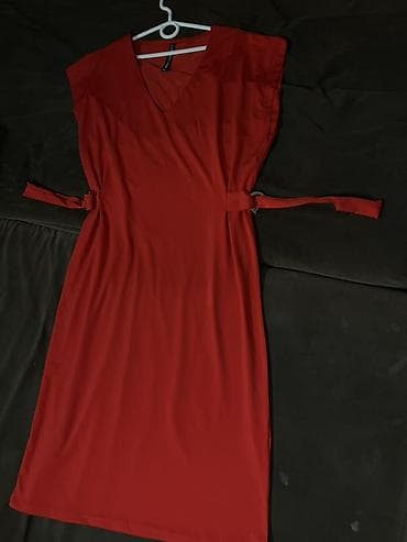 Платье-миди красного цвета - Фасон: прямое с легким приталиванием -