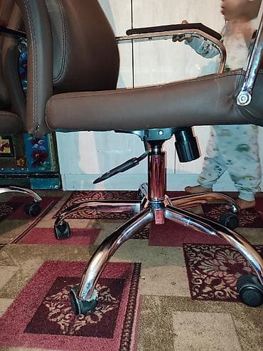кресло офисные бу: Офисное кресло, Б/у, С колесиками, цвет - Коричневый, Самовывоз, Бесплатная доставка, Платная доставка — 3