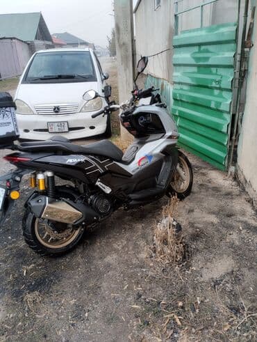 цены на мотоциклы: Макси-скутер 180 куб. см, Бензин — 3