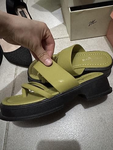 Босоножки, сандалии, шлепанцы: Две пары женских шлёпанцев. 1) Белые мюли JING PIN NV XIE - Размер — 4