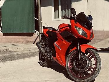 Мототехника: Спортивный мотоцикл в красном цвете с обтекателями в стиле спортбайка — 1