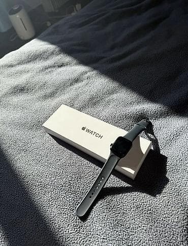 Apple Watch с черным спортивным ремешком и оригинальной коробкой