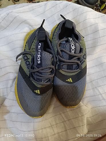 Повседневные кроссовки Adidas в сером цвете с желтыми элементами