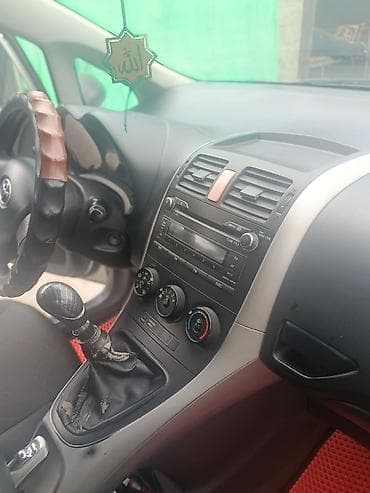 Toyota Auris: 2008 г., 1.6 л, Механика, Бензин, Хэтчбэк
