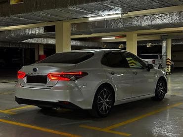 Toyota Camry: 2022 г., 2.5 л, Вариатор, Гибрид, Седан — 2