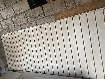 установка полки: Стеновые/потолочные реечные панели (ламели) белого цвета. - Материал — 4