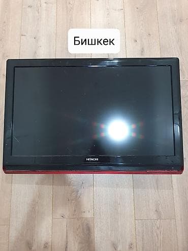 Телевизор Hitachi, диагональ примерно 32" (визуально). Плоская панель — 1