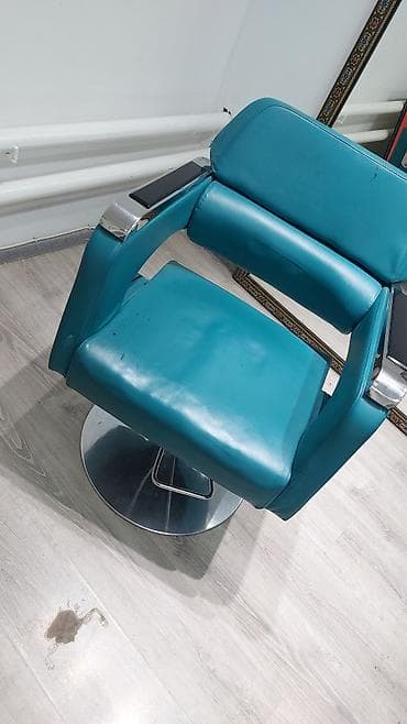 Парикмахерское и салонное оборудование комплектом: - Кресло
