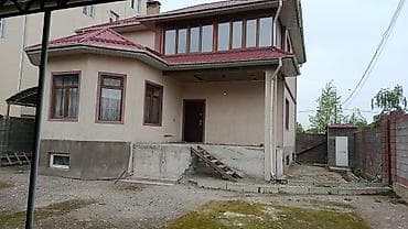 бекер уй: Двухэтажный дом с огороженным участком и коваными воротами угловое — 3