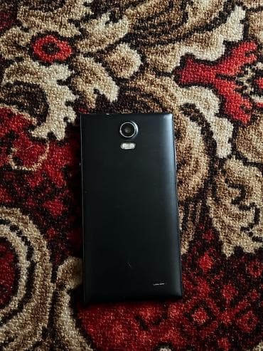 телефон с e ink: Смартфон с классическим корпусом и съёмной задней крышкой — 1