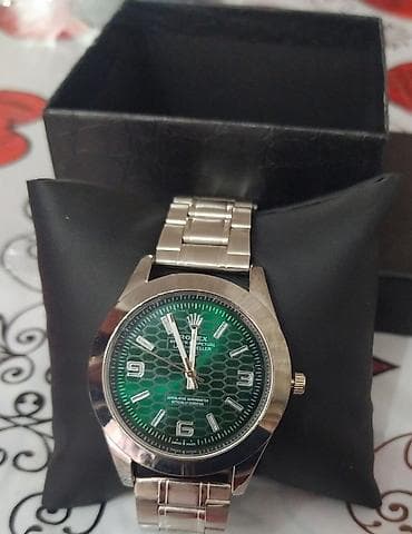 Наручные часы: Наручные часы с металлическим браслетом и зелёным циферблатом — 2