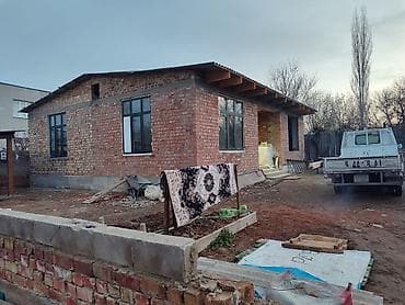 - Окна: крупноформатные, пластиковые профили с чёрными рамами — 2