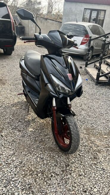 Скутер GT, спорт-дизайн - Кузов в чёрном цвете с агрессивной передней