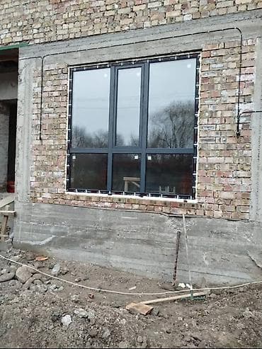 Панорамное металлопластиковое окно с тёмным профилем и створкой - lalafo.kg да Панорамное металлопластиковое окно с тёмным профилем и створкой -