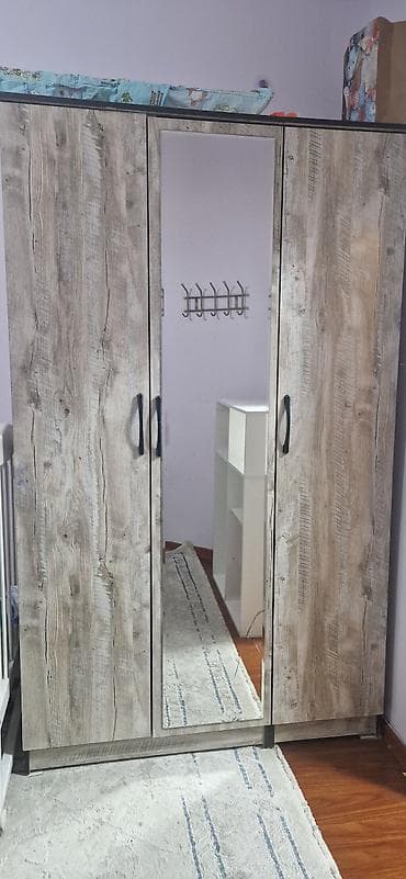 Тумбы и подставки: Трехстворчатый шкаф-распашной для одежды с зеркалом. - Материал: ЛДСП — 1