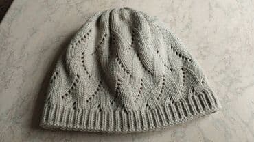 продаю в связи с переездом: Шапочка тёплая на девочку. Цвет светло-серый, размер на фото. Пишите в — 3