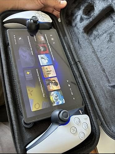 Техника и электроника: Портативная игровая консоль PlayStation Portal с футляром - Экран — 1