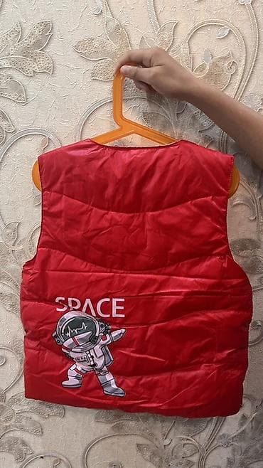 утеплённые джинсы: Детский утепленный жилет «SPACE» - Модели: красный и черный - Принт — 3