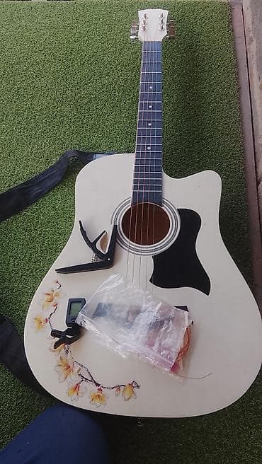 бутсы как у меси цвет зелёный: Акустическая гитара с вырезом (cutaway), цвет корпуса — белый с — 4