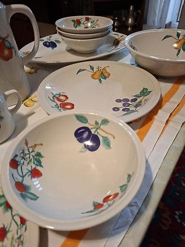 4 pot: Фарфоровый сервиз с фруктовым декором на 8 персон. Состав набора — 9