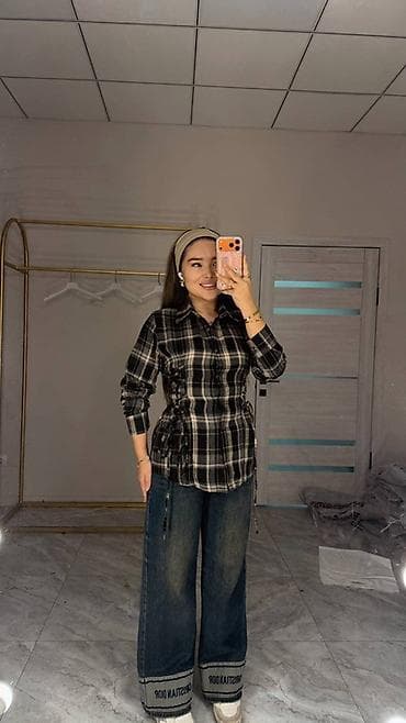 Женская рубашка в клетку с декоративной шнуровкой по бокам -