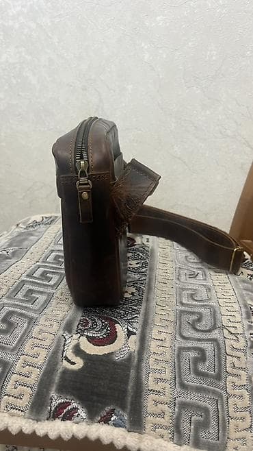 для паспорта: Мужская сумка через плечо из натуральной кожи, цвет темно-коричневый — 2