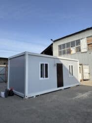 продаю дом расрочку: Модульный контейнер серого цвета с белой отделкой. Оснащен дверью и — 25