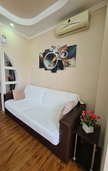 2 х комнатную квартиру по суточно в 8 мкр: 2 комнаты, Собственник, С мебелью полностью — 8