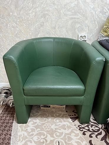 third edition solution: Продаются кресла. Экокожа. Есть совсем маленькие потертости, трещин — 1