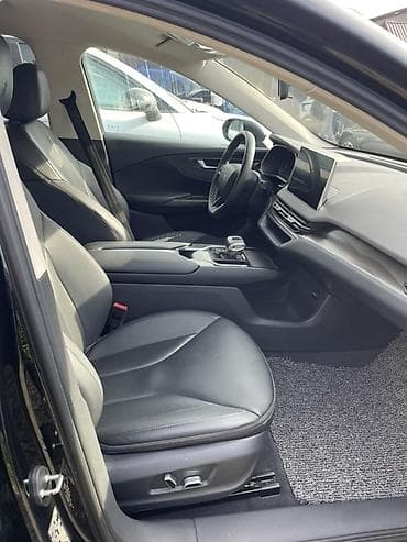 a class: Хунчи черный седан бизнес‑класса с выразительной вертикальной решеткой — 3