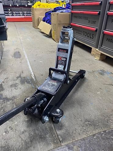 Контейнеры: Гидравлические домкраты для автомобиля В ассортименте: - Подкатной — 3