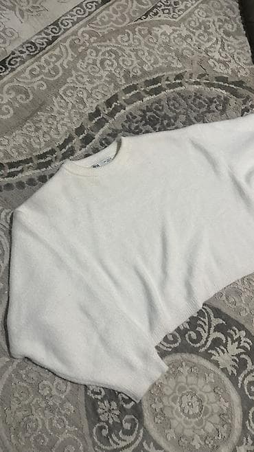 Белый укороченный свитер - Фасон: свободный крой, укороченная длина -