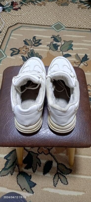 срочно продаю в связи с переездом: Б/у оригинал крассовки зимний сезон размер 41 по стельке 26,5- 27 есть — 3