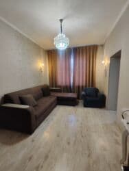 срочно продаётся 1 комнатная квартира в районе ошского рынка по улице молодая гвардия токтогула: 2 комнаты, 41 м², Индивидуалка, 2 этаж, Евроремонт — 2