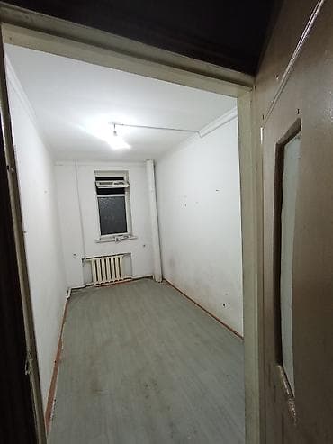 Комната узкой планировки с окном и центральным отоплением