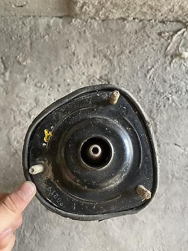 амортизатор: Передний амортизатор Subaru 2004 г., Б/у — 4