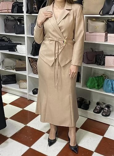 Жеке буюмдар: Элегантный женский комплект в бежевом оттенке: приталенный жакет и — 1