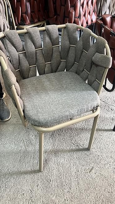 Кресло с плетёной спинкой и подлокотниками - Дизайн: объемная at lalafo.kg Кресло с плетёной спинкой и подлокотниками - Дизайн: объемная