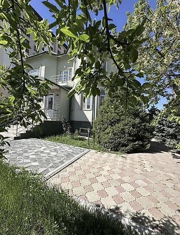 Просторный двухэтажный дом с мансардными элементами и балконом