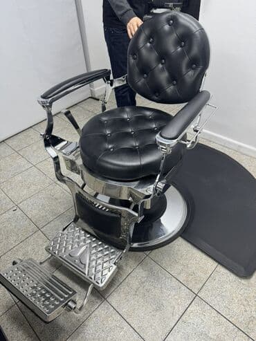 Барбер-кресло в классическом стиле. - Обивка: черная экокожа с