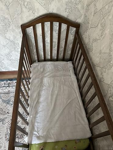 small table: Детская деревянная кроватка классического дизайна. - Материал: массив — 2