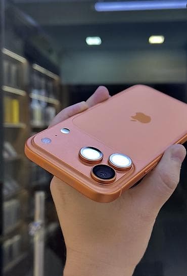 чехол 16 про: IPhone (корпус в оранжевом цвете), разъём USB‑C, двойная основная — 3
