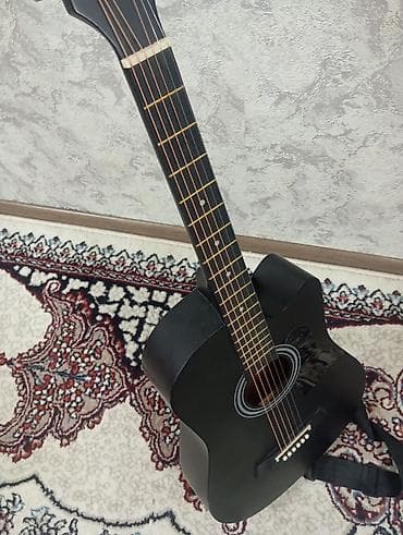 Акустическая гитара 4/4, форма корпуса Dreadnought с вырезом