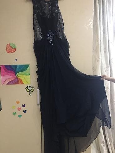 синее вечернее платье: Вечернее платье темно‑синего цвета с шифоновым верхним слоем и длинным — 3