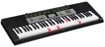 Casio LK-135 — компактный обучающий синтезатор начального уровня с